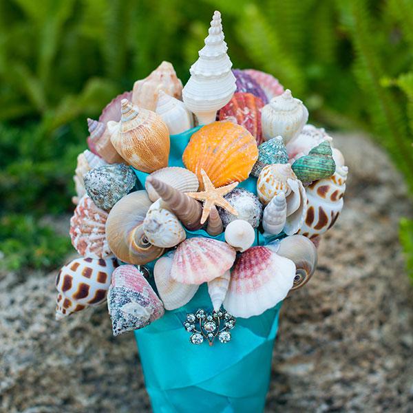 summer-wedding-ideas-seashell-bouquet